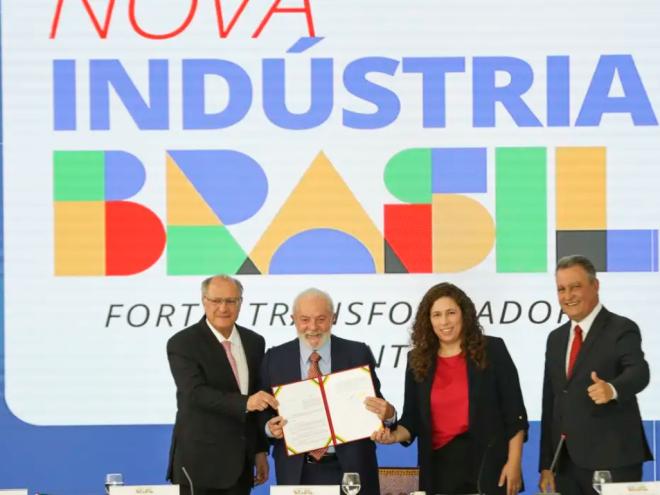 O vice-presidente e ministro do Desenvolvimento, Indústria, Comércio e Serviços (MDIC), Geraldo Alckmin, o presidente Luiz Inácio Lula da Silva, a ministra da Gestão, Esther Dweck, e o ministro da Casa Civil, Rui Costa, durante reunião do Conselho Nacional de Desenvolvimento Industrial (CNDI), no Palácio do Planalto - Foto: Marcelo Camargo/Agência Brasil
