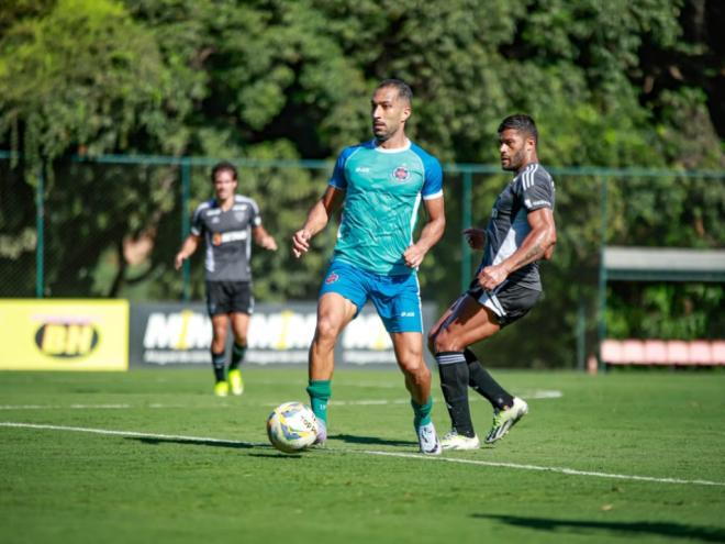 Volante Davi Lopes em ação no último jogo-treino antes da estreia, contra o Atlético 