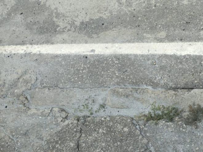 Pó de pedra acumulado no asfalto tem provocado alergias respiratórias em moradores