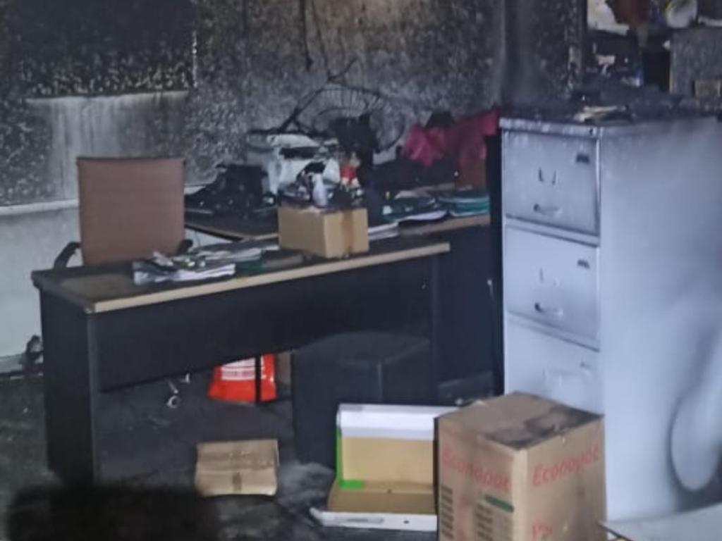 Fogo destruiu quase tudo na Secretaria Escolar; causas do incêndio ainda são apuradas