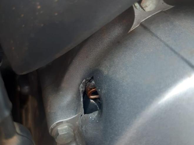 As fiações da moto foram cortadas; há, ainda, um dano de vazamento de óleo e gasolina com perfurações por tiros 