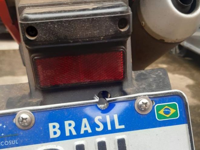 Disparos de arma atingiram a traseira e a roda, além de ter causado rasgo dos pneus 
