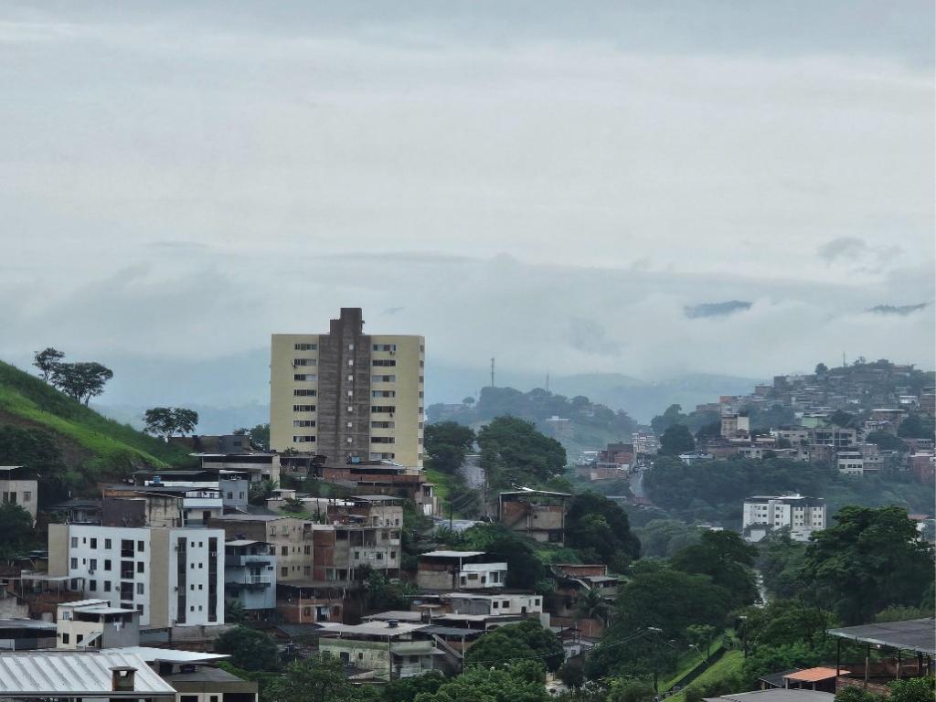 Depois de madrugada e manhã chuvosas, Ipatinga tem céu nublado, mas chuva pode voltar a qualquer momento, conforme o INMET
