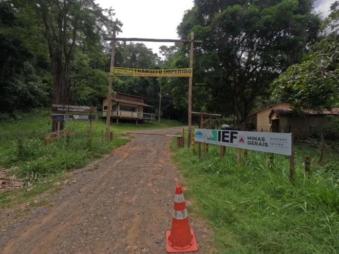Guarita na entrada da estrada de Pingo-d'Água passando pela mata do parque: acesso somente para pessoal interno do Perd 