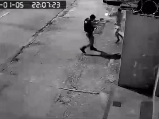 O crime foi gravado por uma câmera de segurança 