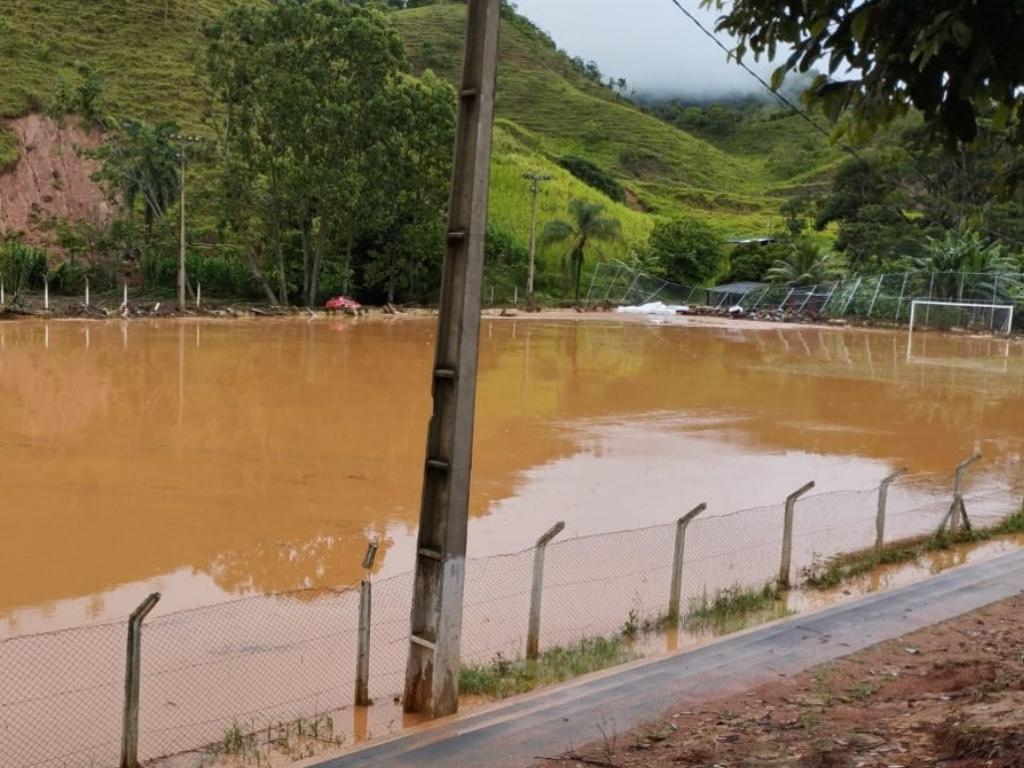 Campo de futebol ficou completamente alagado