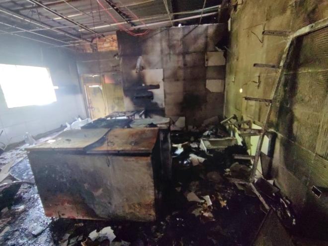 Depósito ficou completamente destruído pelas chamas