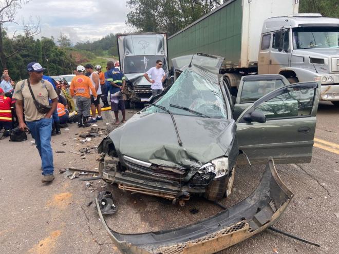Veículo em que estavam um pai e duas crianças ficou completamente destruído, apenas as crianças sobreviveram 