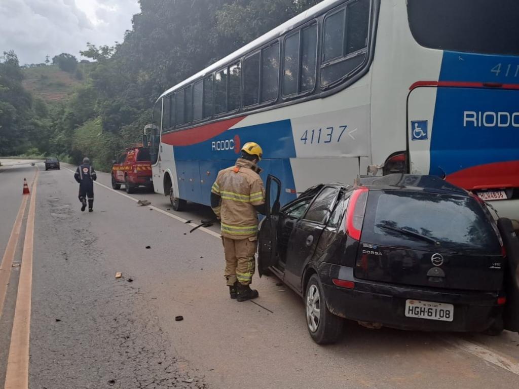 Ônibus estava parado no acostamento, quando veio o motorista do Corsa, não consegiu desviar-se a tempo e colidiu violentamente contra a traseira do coletivo 