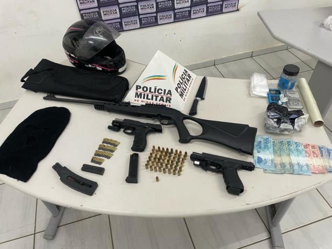 Com os criminosos foram apreendidas armas, munição e outros prudutos ilícitos 