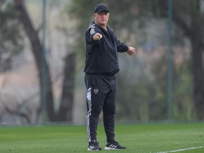 Felipão terá o elenco inteiro à disposição para o duelo deste sábado