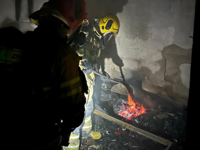 Equipado com EPI e com uma linha direta, foi feito progressão até o foco do incêndio, debelando as chamas