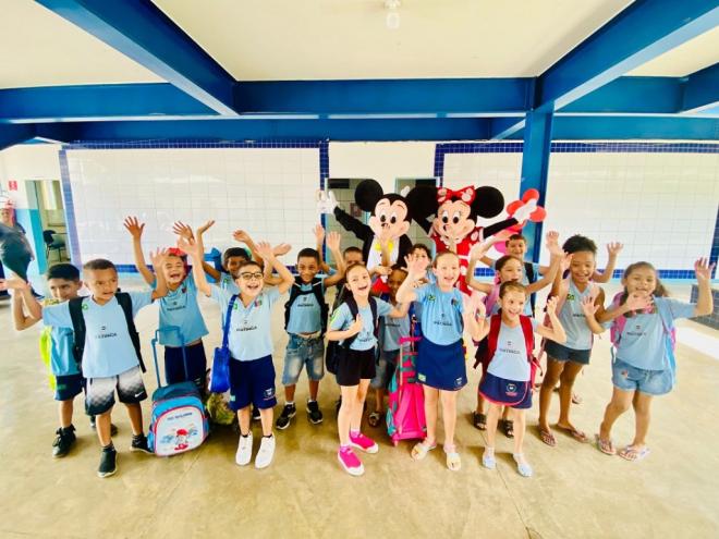 Ao todo, são 47 unidades escolares e 32 creches parceiras, que reúnem mais de 24 mil estudantes.