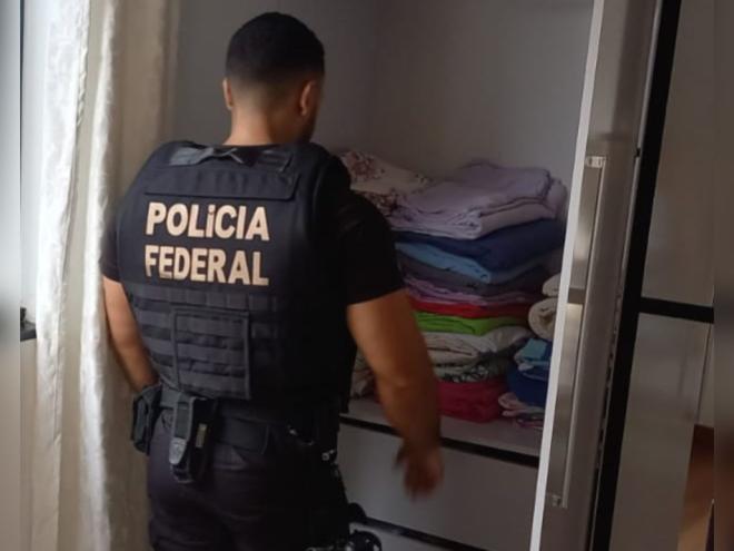 Policiais federais cumpriram mandados na cidade de Ubaporanga e apreenderam diversos objetos dos investigados