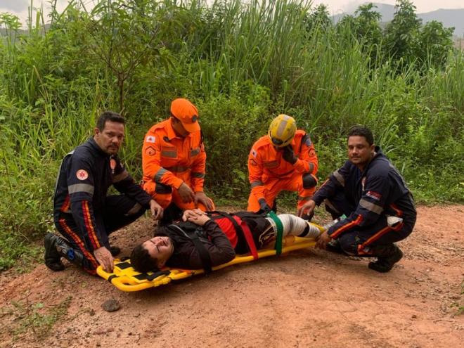 Piloto do motocross caiu em uma trilha de dificil acesso, foi resgatado em uma prancha, por bombeiros e repassado ao Samu 