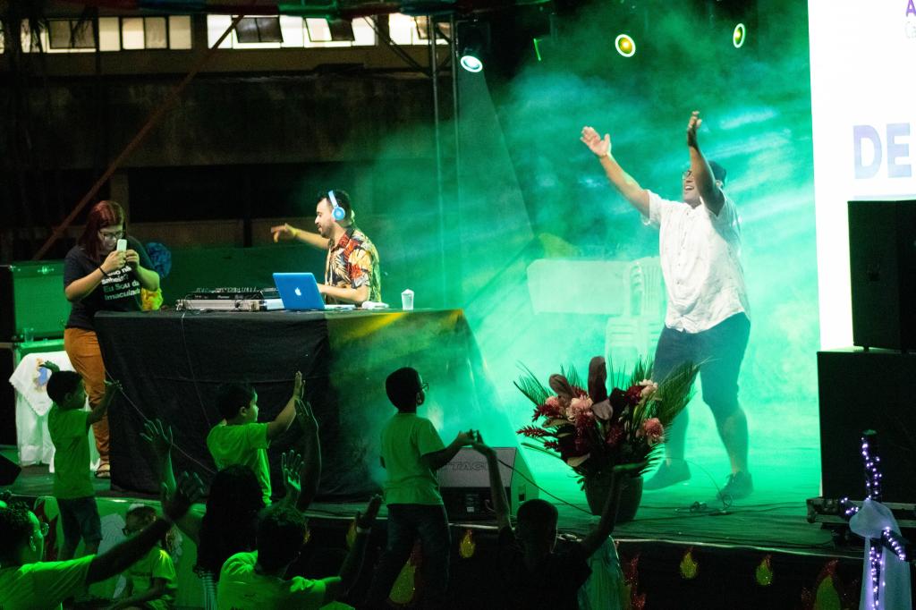 A programação geral no palco tem início todos os dias às 18h com a oração do terço, celebração da missa, louvor e música, pregação e cada noite se encerra com um show