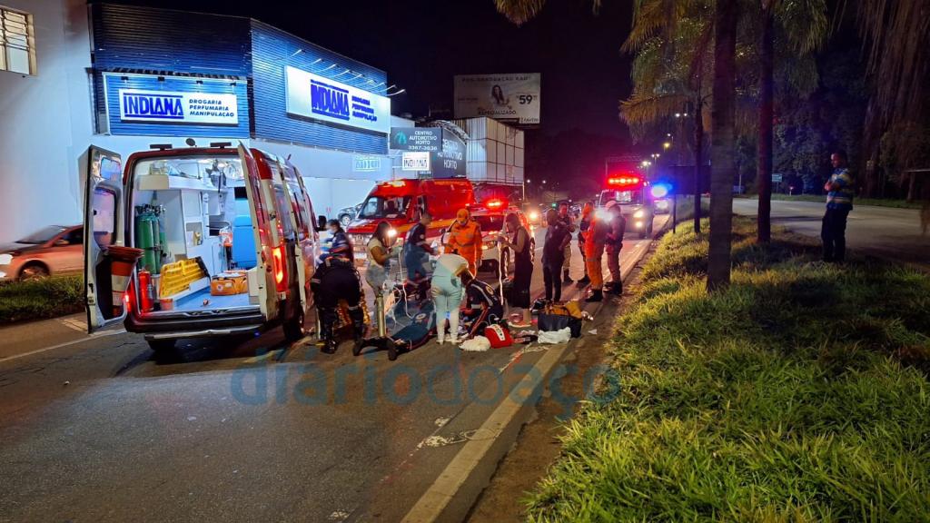 Equipes lutam há mais de meia hora para tentar salvar a vida de vítima do acidente 