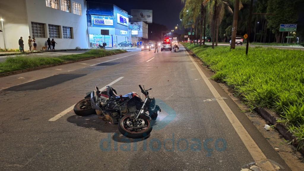 Acidente envolveu uma Yamaha MT03; condutor caiu no asfalto e teve ferimentos graves 
