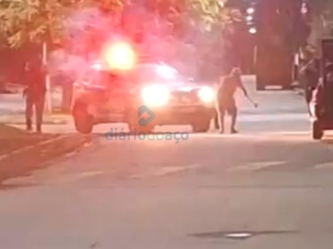 O momento que os PMs tentam conter o idoso armado com uma marreta e um facão
