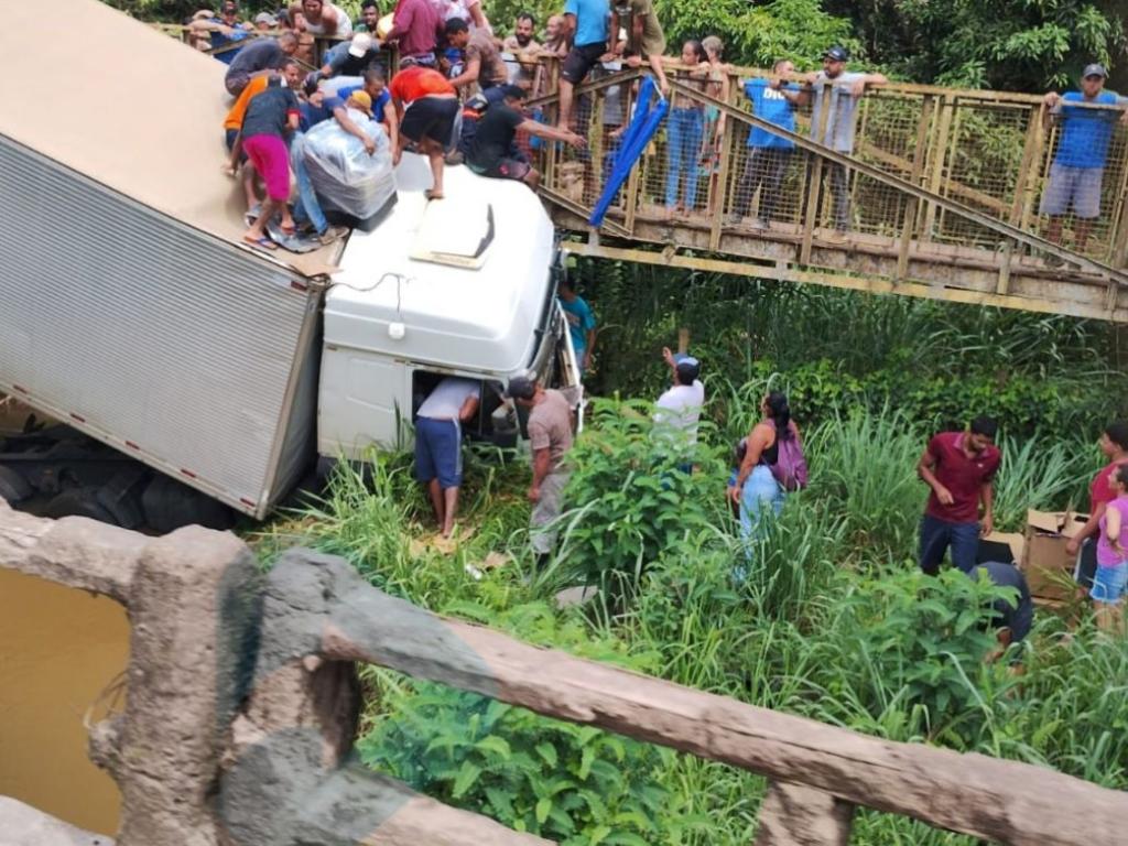 Conforme socorristas que atenderam a ocorrência, a carga foi saqueada