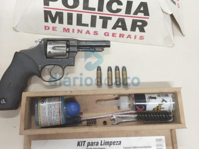 O revólver, munição e um kit de limpeza para a arma foram apreendidos pelos PMs
