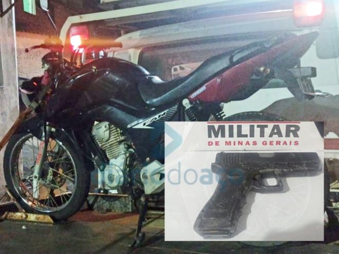 A moto furtada e a réplica da pistola que foram apreendidas com o adolescente em Timóteo