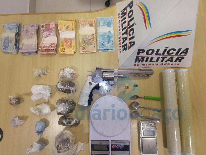 Materiais apreendidos em dois endereços no bairro Bom Jardim, na noite de quarta-feira