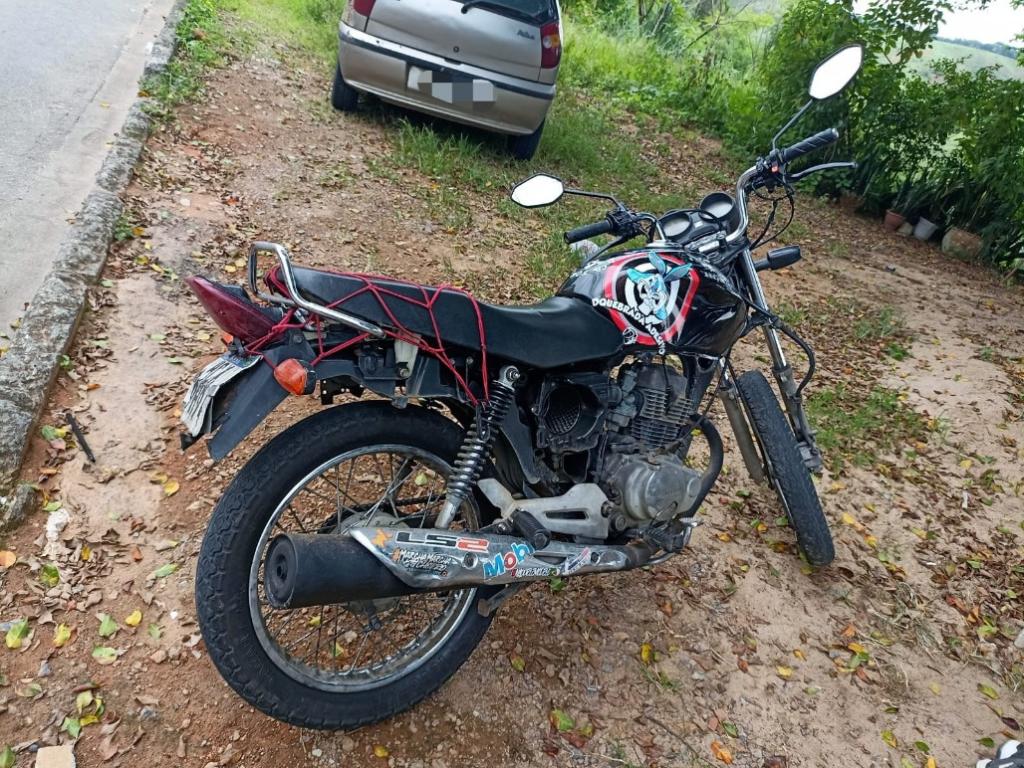 A Honda CG usada pelo infrator foi apreendida e removida ao pátio credenciado; ele responderá por crime de trânsito ao andar em uma roda por ruas e avenidas em horário de intenso movimento