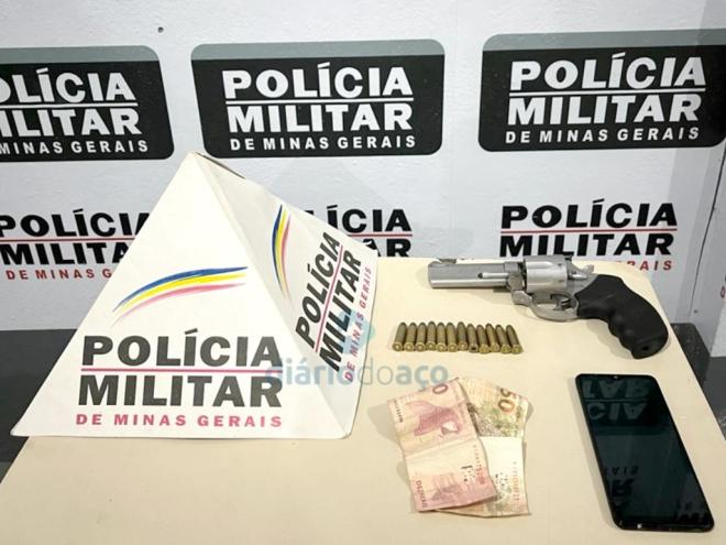 A arma de fogo e munição apreendida na casa do foragido da Justiça durante a madrugada