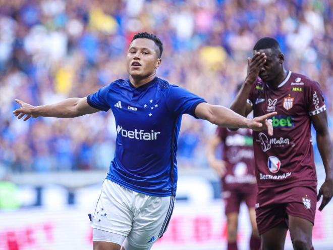 Lateral-esquerdo Marlon fez um dos gols da vitória celeste sobre o Patrocinense
