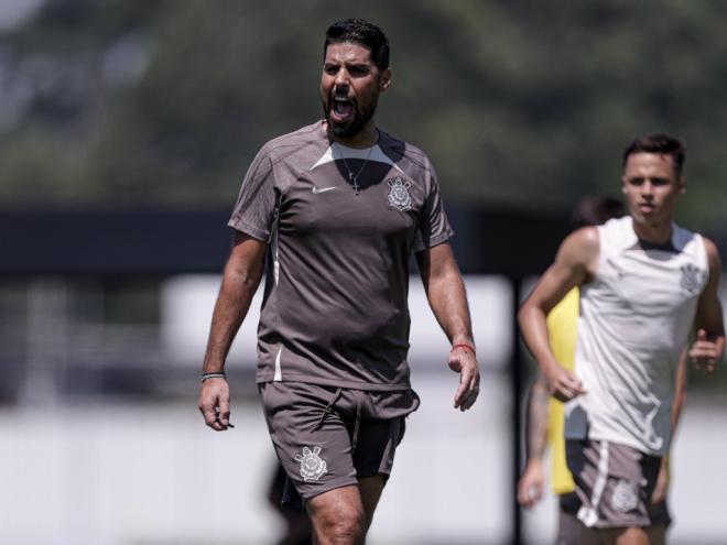 Português António Oliveira deixou o Cuiabá para treinar o Timão