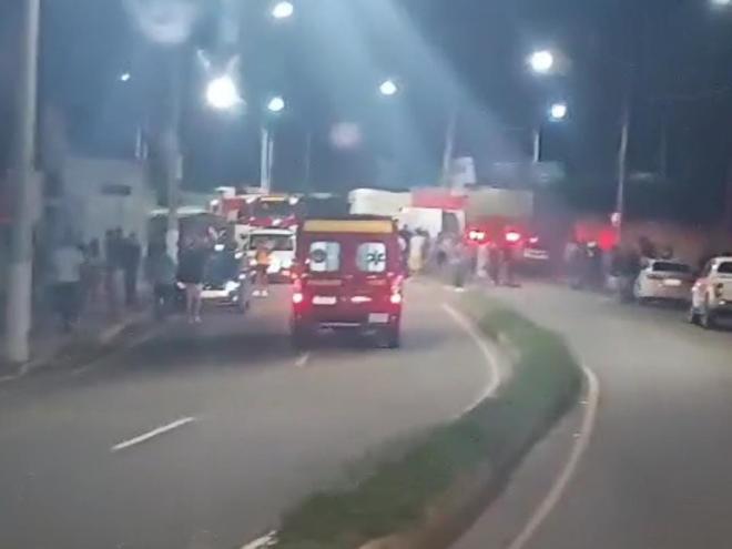 Cerca de 30 pessoas ficaram feridas, três delas em estado grave