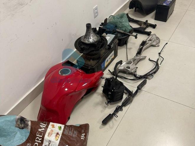 Suspeitos estariam utilizando um barraco para esconder materiais roubados