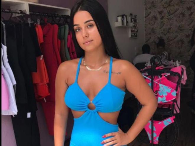 Laura Menezes Lima, de 17 anos, levou um tiro na cabeça e estava caída na calçada do bar