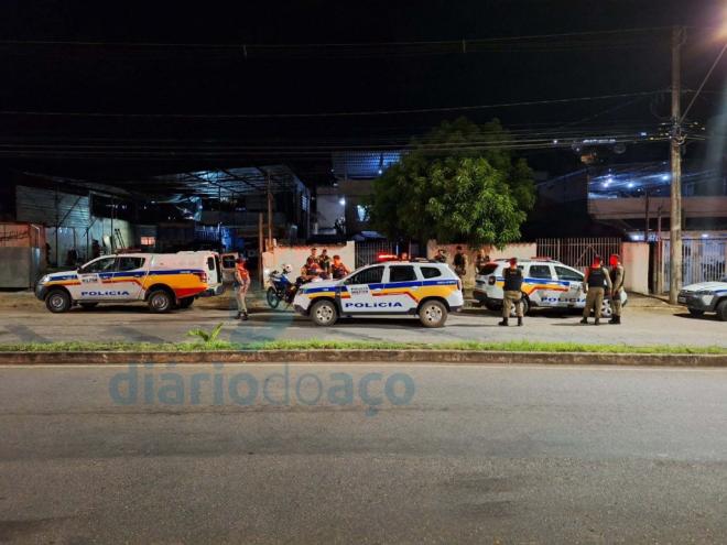 Policiais receberam informações que valadarenses foragidos e envolvidos com assassinatos em Ipatinga estavam escondidos no Caravelas e, ao averiguar, foram recebidos a tiros 