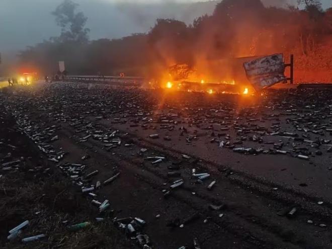 Caminhão e carreta tracionada tombaram à margem da Fernão Dias e em seguida pegou fogo, caminhoneira não conseguiu sair a tempo 
