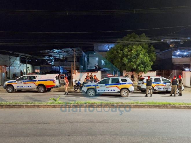 Policiais receberam informações que valadarense foragido e envolvido com assassinatos em Ipatinga e outras cidades estava escondido no Caravelas e, ao averiguar, foram recebidos a tiros