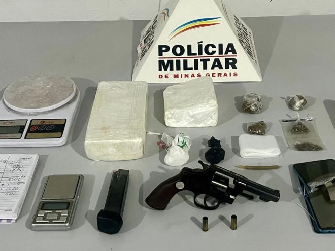 Na residência onde estavam os marginais, foram recolhidas barras de cocaína e uma prensa hidráulica