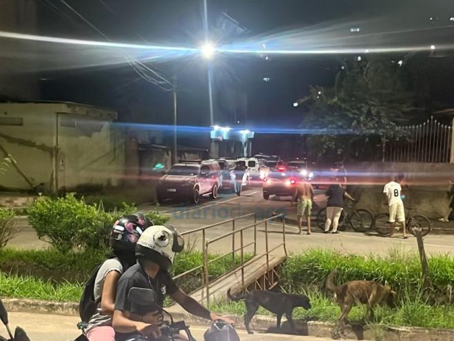 Populares acompanham a ação da PM no bairro Bethânia durante o cerco onde estava o criminoso