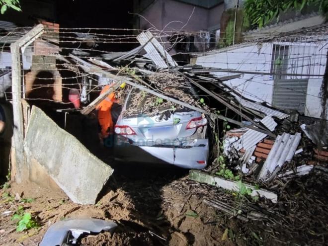 Os militares dos bombeiros fizeram a retirada do motorista no carro acidentado