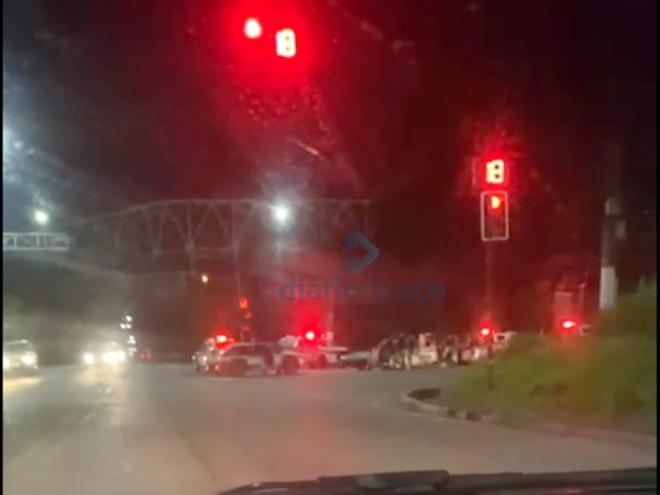 O momento que o Versailles, carro usado durante o crime, é abordado pela PM em Timóteo na sexta-feira