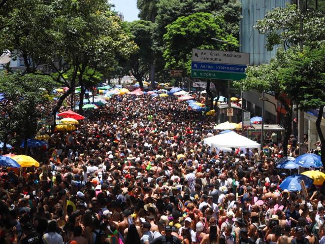 Milhares de foliões movimentaram a economia criativa