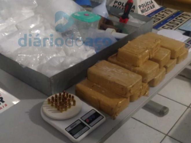 Homem foi preso na saída de Ipatinga pela BR-458 e no apartamento que ele havia alugado foi apreendido o carregamento de crack, porções de cocaína, munição e vários outros objetos