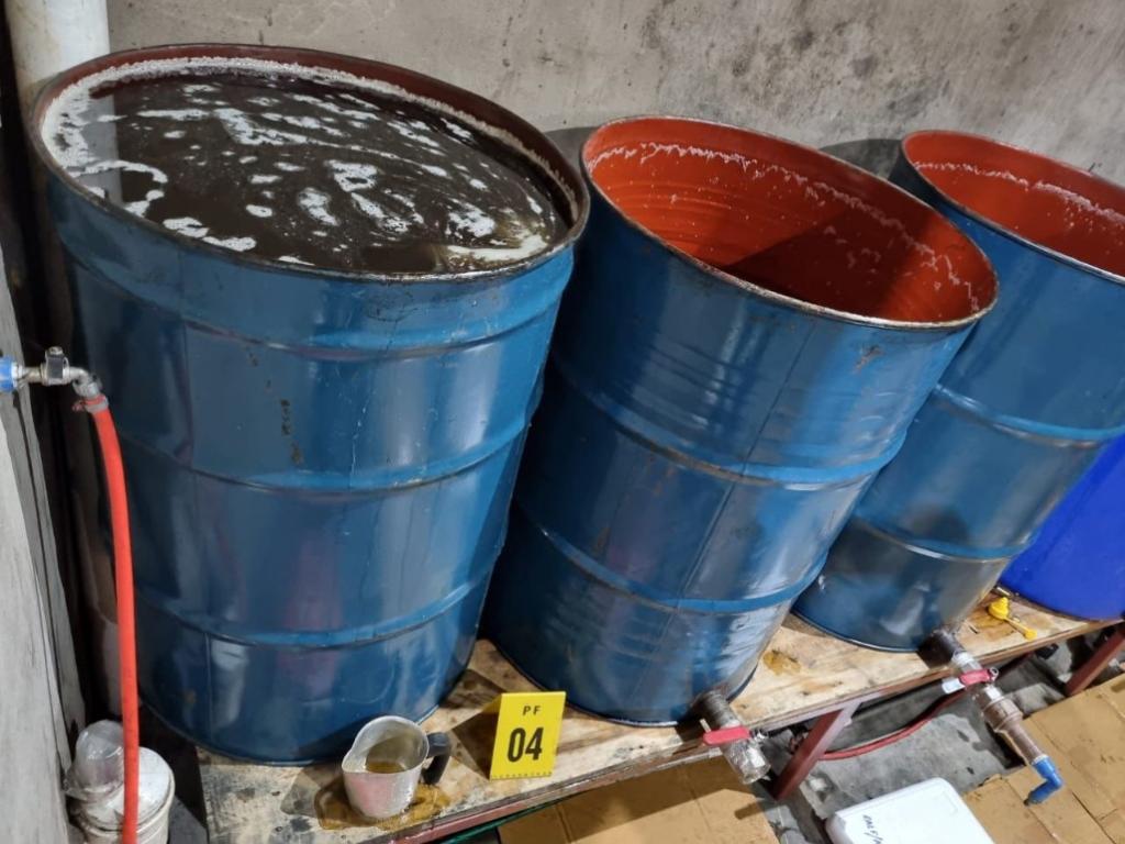 Tonéis usados pela quadrilha para a mistura que virava o mel falso 