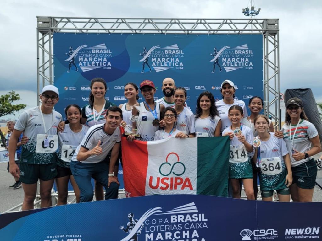 Atletas celebraram após a competição