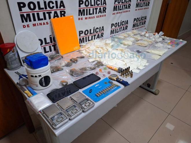 Jovem de 20 anos assumiu a responsabilidade pelo material recolhido, alegou que guardava para terceiros e acabou preso na companhia de uma jovem, também de 20 anos