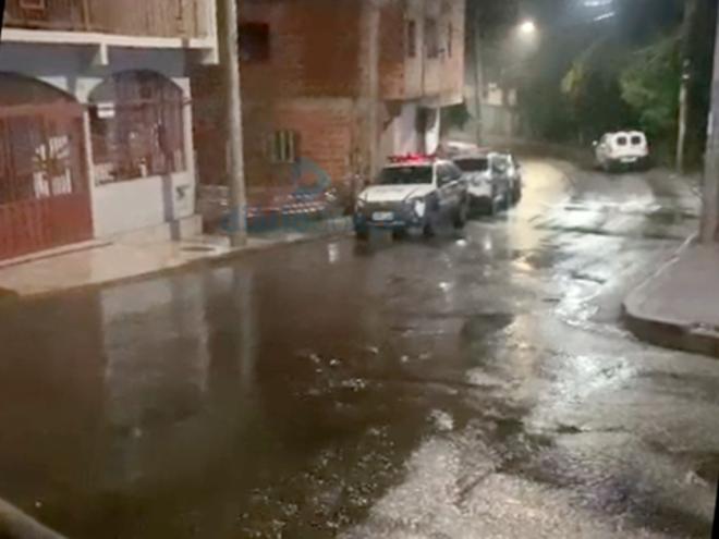 Os policiais realizam buscas para prender os suspeitos que fugiram do cerco da PM em um campo de futebol