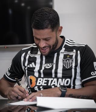  Atacante assinou a renovação de vínculo com o clube nesta quinta-feira