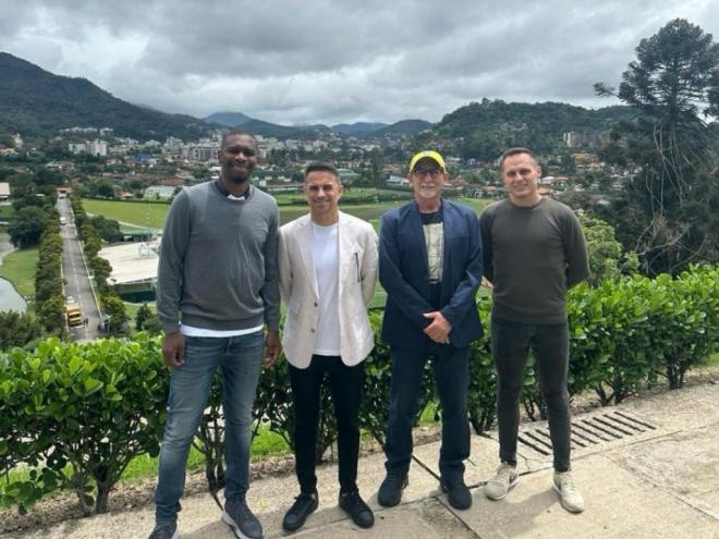 Juan, Rodrigo Caetano, Celso de Rezende e Thomaz Koerich em visita à Granja Comary