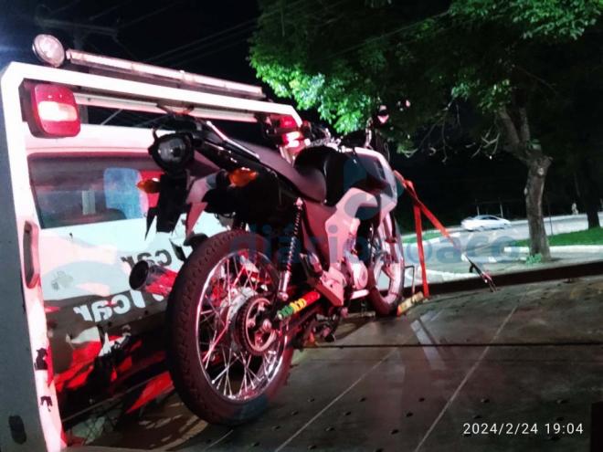 O adolescente que conduzia a Honda CG 160 caiu e foi apreendido no bairro Quitandinha, o outro escapou, mas foi identificado como um morador do bairro Ana Rita 